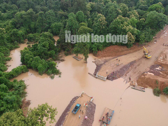  Tường thuật từ nơi vỡ đập thủy điện Lào: Chỉ còn cách dùng trực thăng, ca-nô để cứu người  - Ảnh 2.