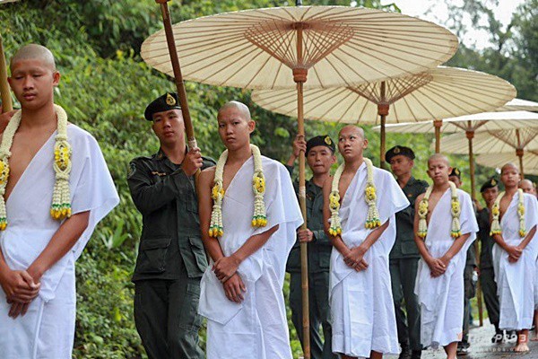 Các thành viên đội bóng Thái Lan xuống tóc vào chùa tu tập và tưởng niệm người thợ lặn đã mất - Ảnh 7.