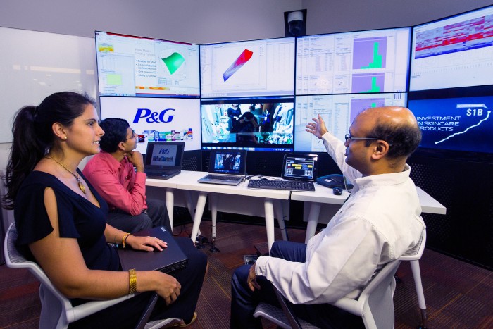 Sự hoàn hảo của P&G: Cơn ác mộng mang tên chiếc roi da và chiến thuật kiểm soát từ nhà máy tới nhà dân - Ảnh 6.