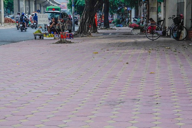  Cận cảnh vỉa hè quận trung tâm Hà Nội lát kiểu xôi đỗ  - Ảnh 13.