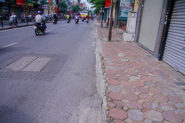  Cận cảnh vỉa hè quận trung tâm Hà Nội lát kiểu xôi đỗ  - Ảnh 4.