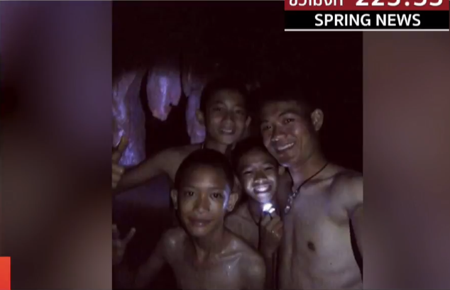Phi thường: Đội bóng Thái sống sót kì diệu sau 10 ngày mất tích trong hang ngập bùn và nước - Ảnh 2.