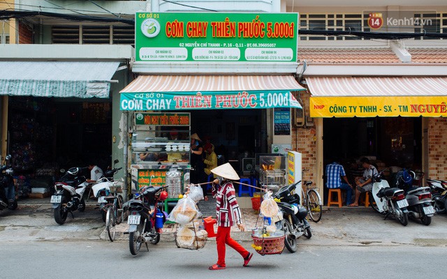  Giàu như anh bán chuối chiên Sài Gòn: Mở quán cơm 5k cho người thu nhập chưa cao, 5 năm đắt hàng  - Ảnh 2.