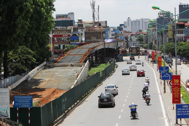  Dự án cầu vượt An Dương chậm tiến độ, nhiều hạng mục vẫn ngổn ngang  - Ảnh 1.