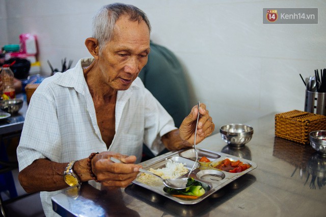  Giàu như anh bán chuối chiên Sài Gòn: Mở quán cơm 5k cho người thu nhập chưa cao, 5 năm đắt hàng  - Ảnh 12.