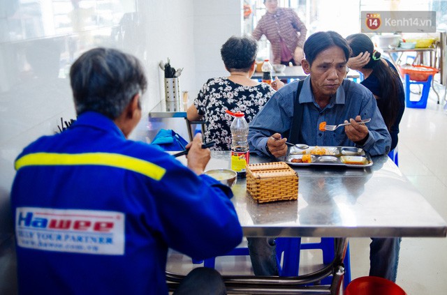  Giàu như anh bán chuối chiên Sài Gòn: Mở quán cơm 5k cho người thu nhập chưa cao, 5 năm đắt hàng  - Ảnh 4.