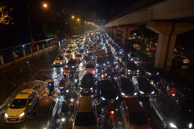 Đang ngập hàng loạt tuyến phố ở Hà Nội, giao thông tắc nghẽn kinh hoàng suốt nhiều gi - Ảnh 18.