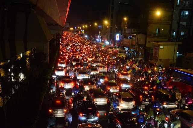 Đang ngập hàng loạt tuyến phố ở Hà Nội, giao thông tắc nghẽn kinh hoàng suốt nhiều gi - Ảnh 5.