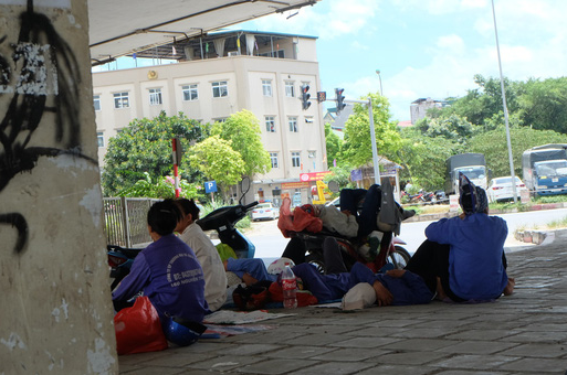 Ảnh: Những giấc ngủ trưa nhọc nhằn dưới tán cây, gầm cầu của người lao động trong đợt nắng nóng đỉnh điểm ở Thủ đô - Ảnh 1.