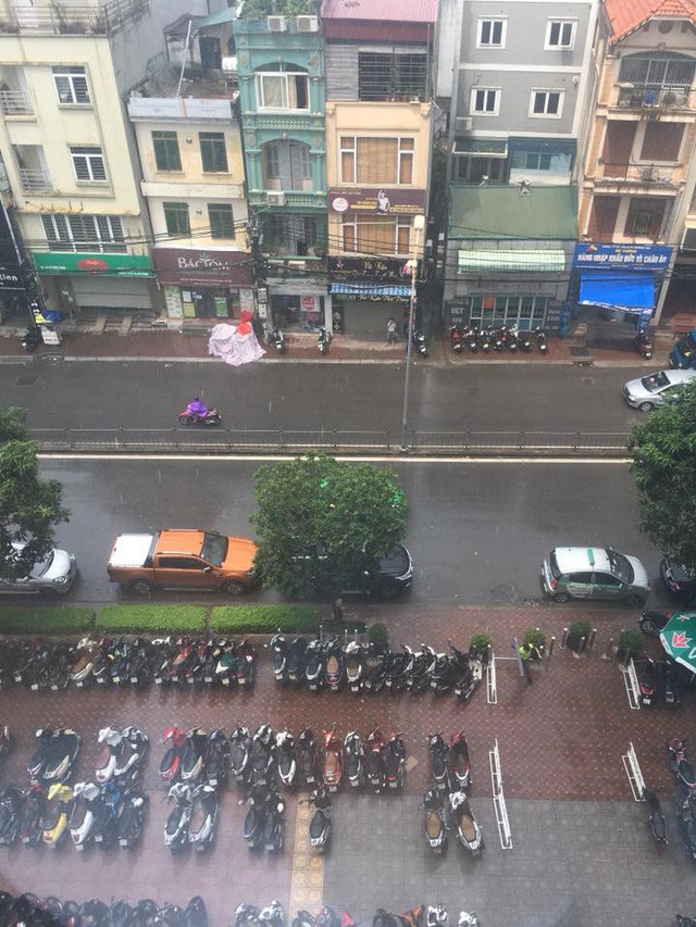Thủ đô Hà Nội đón cơn mưa giải nhiệt đầu tiên sau những ngày nắng bỏng da rát thịt - Ảnh 1.
