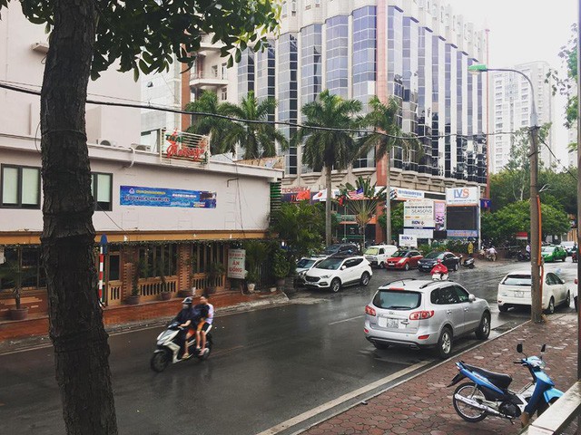 Thủ đô Hà Nội đón cơn mưa giải nhiệt đầu tiên sau những ngày nắng bỏng da rát thịt - Ảnh 2.