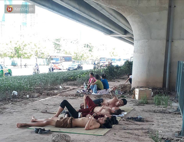 Ảnh: Những giấc ngủ trưa nhọc nhằn dưới tán cây, gầm cầu của người lao động trong đợt nắng nóng đỉnh điểm ở Thủ đô - Ảnh 13.