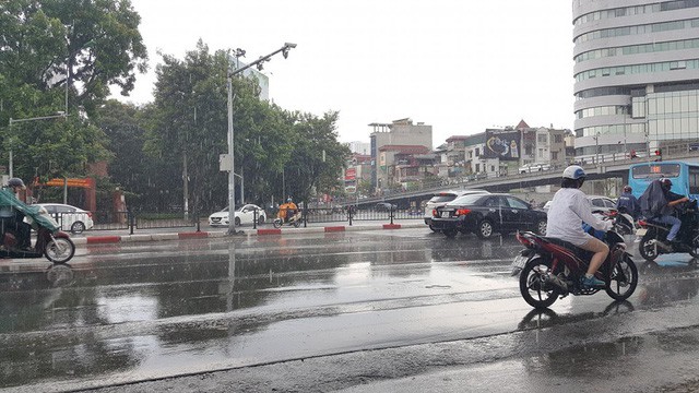 Thủ đô Hà Nội đón cơn mưa giải nhiệt đầu tiên sau những ngày nắng bỏng da rát thịt - Ảnh 3.