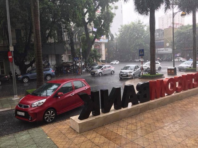 Thủ đô Hà Nội đón cơn mưa giải nhiệt đầu tiên sau những ngày nắng bỏng da rát thịt - Ảnh 7.