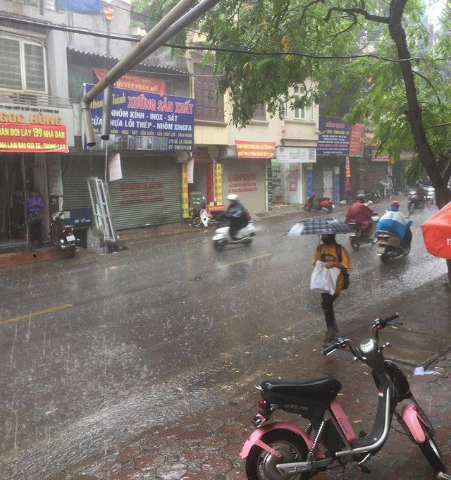 Thủ đô Hà Nội đón cơn mưa giải nhiệt đầu tiên sau những ngày nắng bỏng da rát thịt - Ảnh 8.