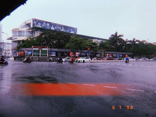 Thủ đô Hà Nội đón cơn mưa giải nhiệt đầu tiên sau những ngày nắng bỏng da rát thịt - Ảnh 9.