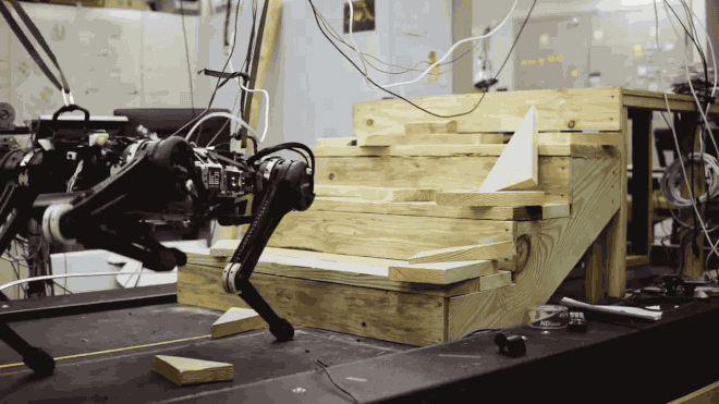 Xem robot nhảy như cún con, leo cầu thang cực chuyên nghiệp mà chẳng cần đến camera quan sát - Ảnh 2.