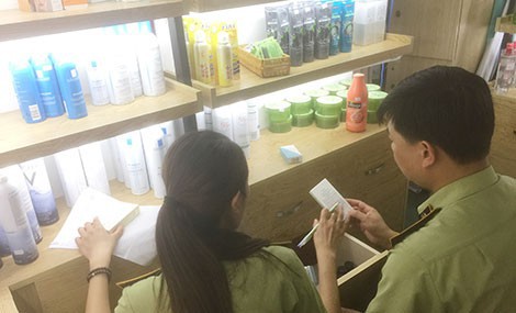  Phát hiện hàng ngàn sản phẩm dởm tại 10 cơ sở kinh doanh mỹ phẩm ở Hà Nội  - Ảnh 1.