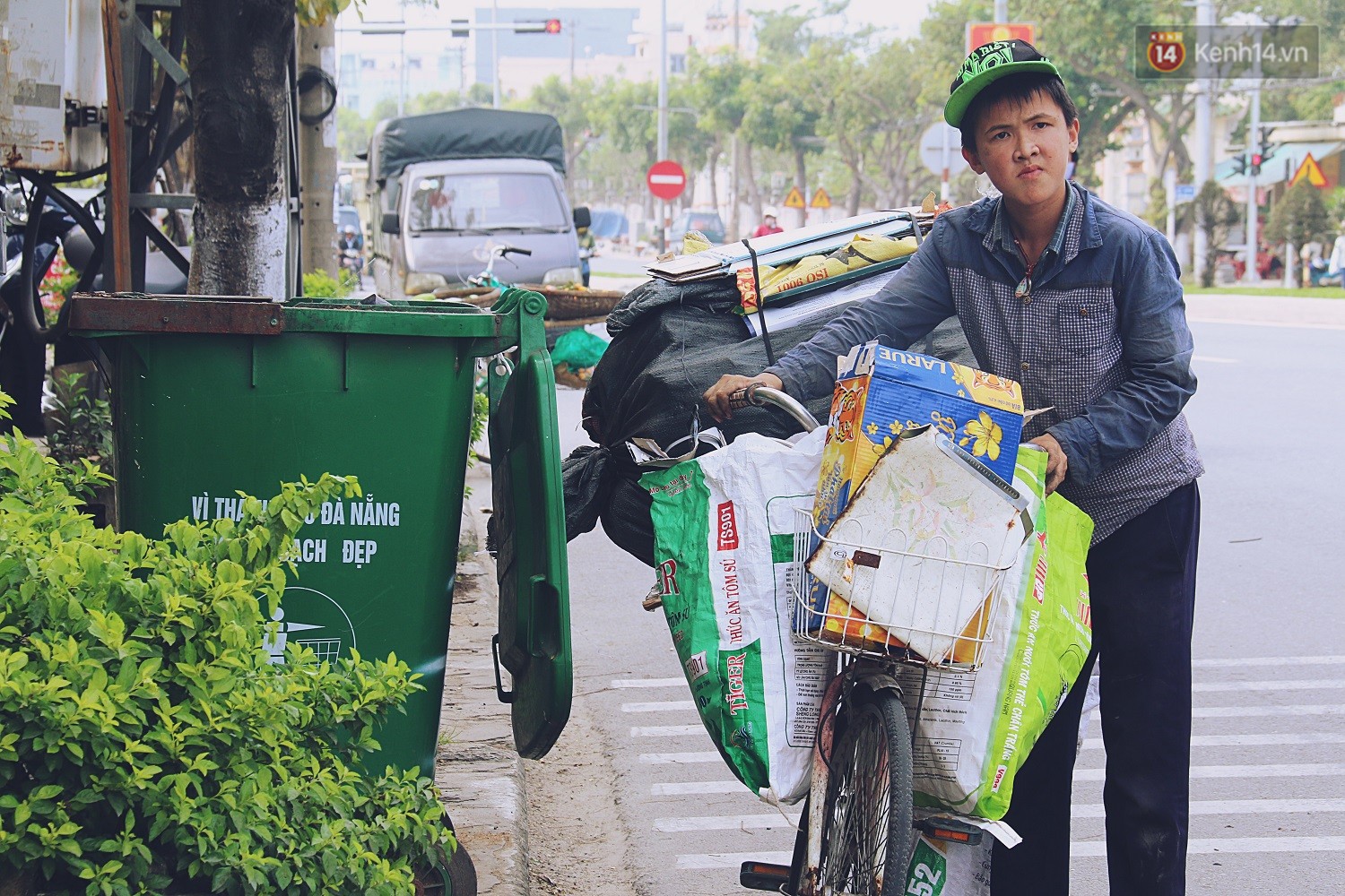 Chuyện của Thịnh: Cậu bé 16 tuổi ngày ngày nhặt rác trên đường phố ...
