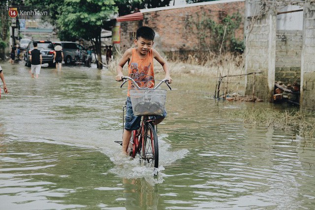 Vui như bà con Chương Mỹ sau trận lũ lịch sử: Mấy đứa cháu được về rồi, nhà cửa rộn ràng hẳn lên! - Ảnh 14.