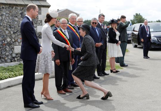 Thủ tướng Anh khom mình bắt tay các thành viên Hoàng tộc: Người không hiểu chuyện thì cười cợt, số khác lại thán phục lễ nghi của bà May - Ảnh 3.