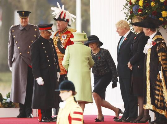 Thủ tướng Anh khom mình bắt tay các thành viên Hoàng tộc: Người không hiểu chuyện thì cười cợt, số khác lại thán phục lễ nghi của bà May - Ảnh 4.