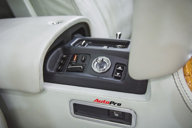 Soi chi tiết Rolls-Royce của Khải Silk đang rao bán 9 tỷ đồng - Ảnh 12. Soi chi tiết Rolls-Royce của Khải Silk đang rao bán 9 tỷ đồng - Ảnh 12.