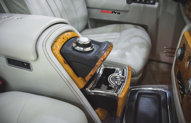 Soi chi tiết Rolls-Royce của Khải Silk đang rao bán 9 tỷ đồng - Ảnh 14. Soi chi tiết Rolls-Royce của Khải Silk đang rao bán 9 tỷ đồng - Ảnh 14.
