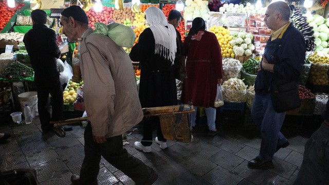  Iran: Bất ổn xã hội, tiền mất giá, cử nhân kinh tế làm cò đổi tiền vì miếng cơm manh áo - Ảnh 2.