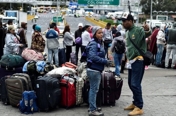 Một ngày sau khi đổi tiền, các thành phố Venezuela gần như “tê liệt” - Ảnh 2.
