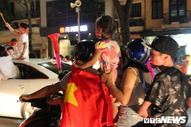 Ảnh: Cổ động viên đổ ra đường, leo nóc ô tô ăn mừng sau chiến thắng của đội tuyển Việt Nam - Ảnh 13.