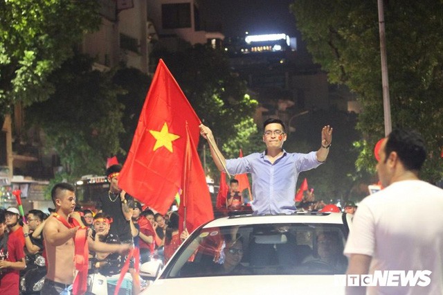 Ảnh: Cổ động viên đổ ra đường, leo nóc ô tô ăn mừng sau chiến thắng của đội tuyển Việt Nam - Ảnh 15.