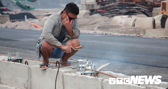 Ảnh: Sắp đến ngày thông xe, cầu Bạch Đằng vẫn là đại công trường - Ảnh 6. Ảnh: Sắp đến ngày thông xe, cầu Bạch Đằng vẫn là đại công trường - Ảnh 6.