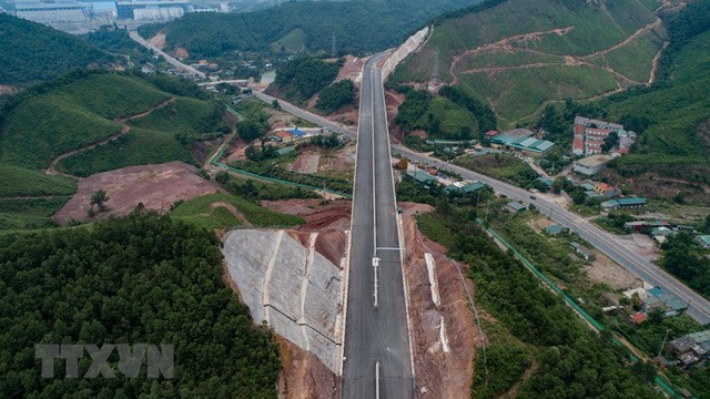  Toàn cảnh tuyến cao tốc Hạ Long-Vân Đồn nhìn từ trên cao  - Ảnh 1.
