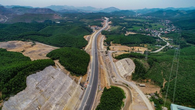  Toàn cảnh tuyến cao tốc Hạ Long-Vân Đồn nhìn từ trên cao  - Ảnh 2.