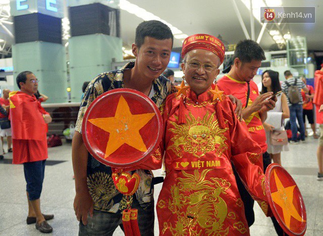 Sân bay Nội Bài nhuộm đỏ màu cờ sắc áo, hàng trăm cổ động viên lên đường sang Indonesia tiếp lửa cho đội tuyển Olympic Việt Nam - Ảnh 2.