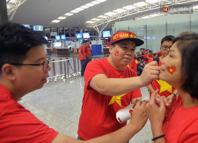 Sân bay Nội Bài nhuộm đỏ màu cờ sắc áo, hàng trăm cổ động viên lên đường sang Indonesia tiếp lửa cho đội tuyển Olympic Việt Nam - Ảnh 3.