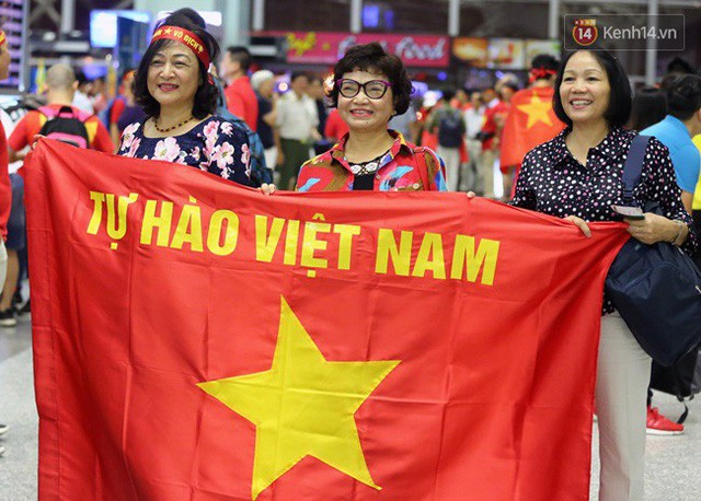 Sân bay Nội Bài nhuộm đỏ màu cờ sắc áo, hàng trăm cổ động viên lên đường sang Indonesia tiếp lửa cho đội tuyển Olympic Việt Nam - Ảnh 5.