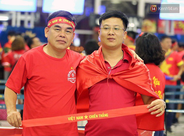 Sân bay Nội Bài nhuộm đỏ màu cờ sắc áo, hàng trăm cổ động viên lên đường sang Indonesia tiếp lửa cho đội tuyển Olympic Việt Nam - Ảnh 6.