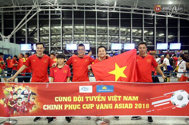Sân bay Nội Bài nhuộm đỏ màu cờ sắc áo, hàng trăm cổ động viên lên đường sang Indonesia tiếp lửa cho đội tuyển Olympic Việt Nam - Ảnh 7.
