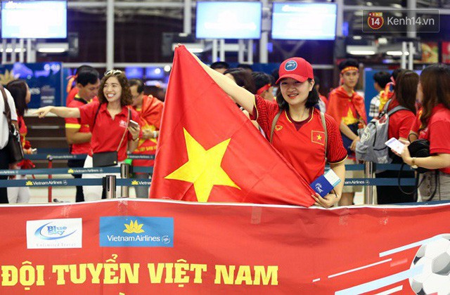 Sân bay Nội Bài nhuộm đỏ màu cờ sắc áo, hàng trăm cổ động viên lên đường sang Indonesia tiếp lửa cho đội tuyển Olympic Việt Nam - Ảnh 8.