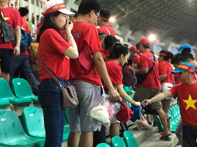  Cổ động viên Việt Nam nán lại thu dọn rác trên khán đài sau trận bán kết ASIAD 2018 ở Indonesia  - Ảnh 2.