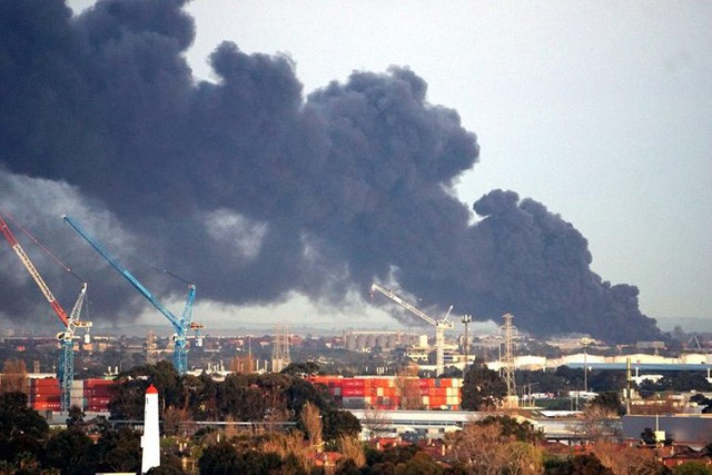  Australia: Cháy lớn sau nổ tại Melbourne, thành phố chìm trong khói độc  - Ảnh 1.