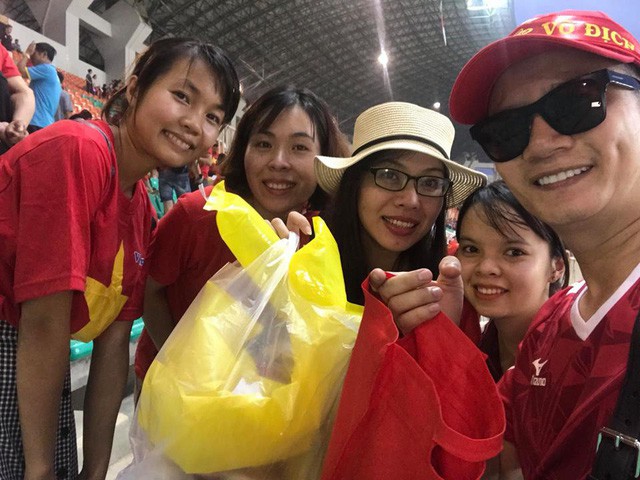  Cổ động viên Việt Nam nán lại thu dọn rác trên khán đài sau trận bán kết ASIAD 2018 ở Indonesia  - Ảnh 4.