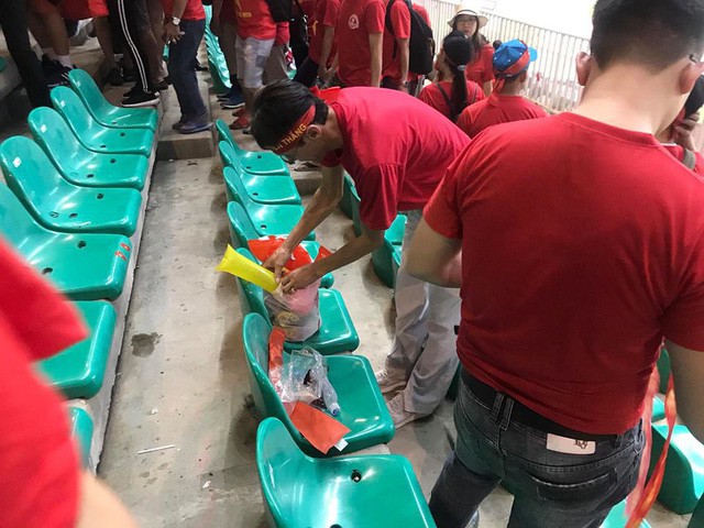  Cổ động viên Việt Nam nán lại thu dọn rác trên khán đài sau trận bán kết ASIAD 2018 ở Indonesia  - Ảnh 5.