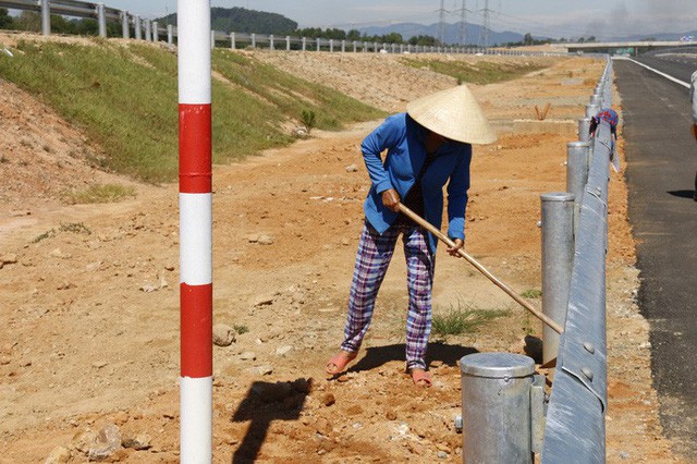 Ngắm cao tốc hơn 34.500 tỉ đầu tiên ở miền Trung - Ảnh 14. Ngắm cao tốc hơn 34.500 tỉ đầu tiên ở miền Trung - Ảnh 14.