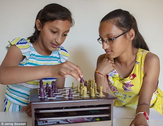 Mê cờ vua, xếp lego, cặp song sinh 11 tuổi gốc Ấn gây sốt khi có chỉ số IQ cao hơn cả Albert Einstein và Stephen Hawking - Ảnh 3.