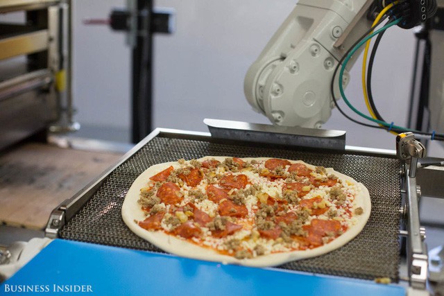  Đây là lý do vì sao sản xuất pizza bằng robot có thể hạ gục những ông lớn như Dominos hay Pizza Hut - Ảnh 1.