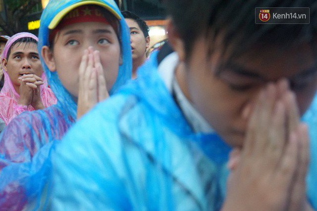 Ảnh: Người hâm mộ thẫn thờ, ôm mặt khóc nức nở khi Olympic Việt Nam vuột mất HCĐ ASIAD một cách đáng tiếc sau loạt đá luân lưu  - Ảnh 15.