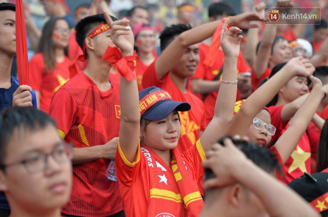 Ảnh: Người hâm mộ thẫn thờ, ôm mặt khóc nức nở khi Olympic Việt Nam vuột mất HCĐ ASIAD một cách đáng tiếc sau loạt đá luân lưu  - Ảnh 9.